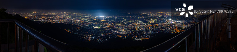 夜晚日本城市中灯光璀璨的建筑高角度视图图片素材