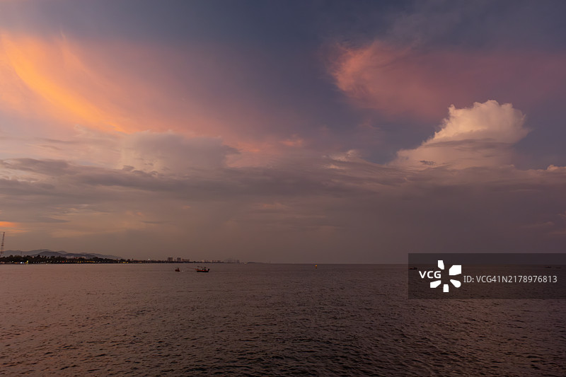 日落时分海面与天空的美丽景色图片素材