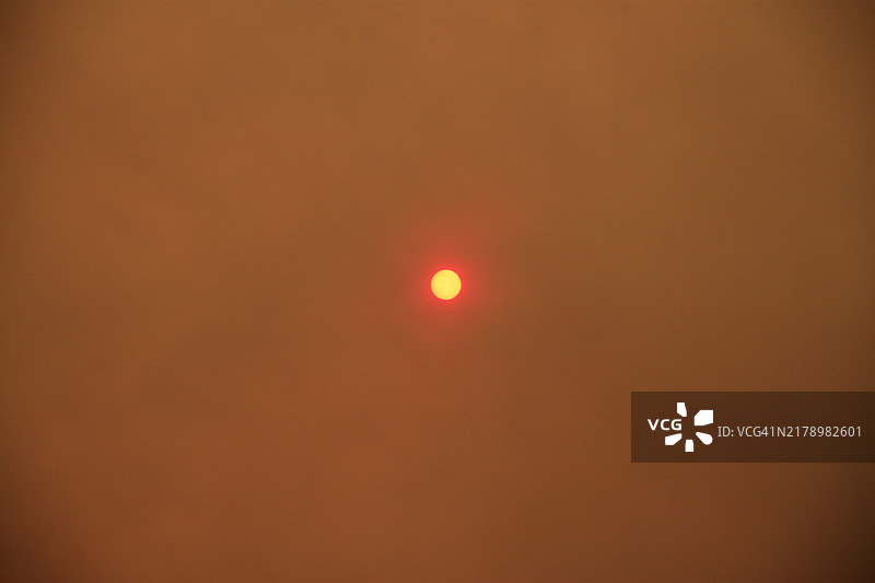 夜空低角度视图，加州苹果谷，美国图片素材