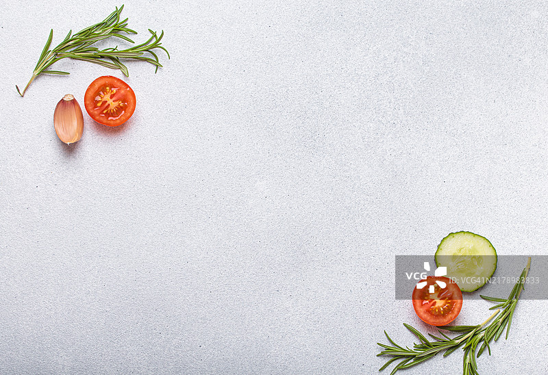 新鲜的蔬菜和香草在灰色背景上框住空白区域图片素材
