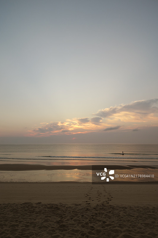 马萨诸塞州伊斯瑟姆日落时分的海滩美景图片素材