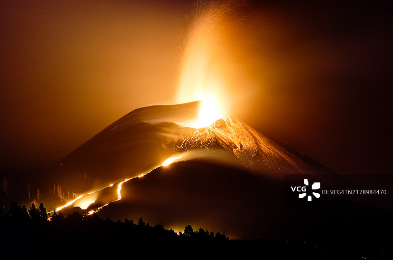 日落时分，天空映衬下的山脉美景图片素材