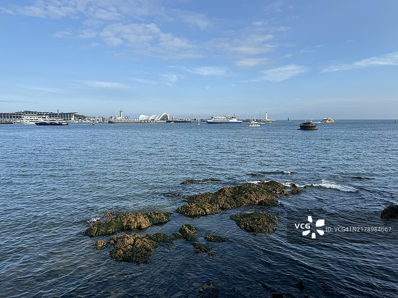 青岛，山东，中国的海景与天空的美丽景色图片素材