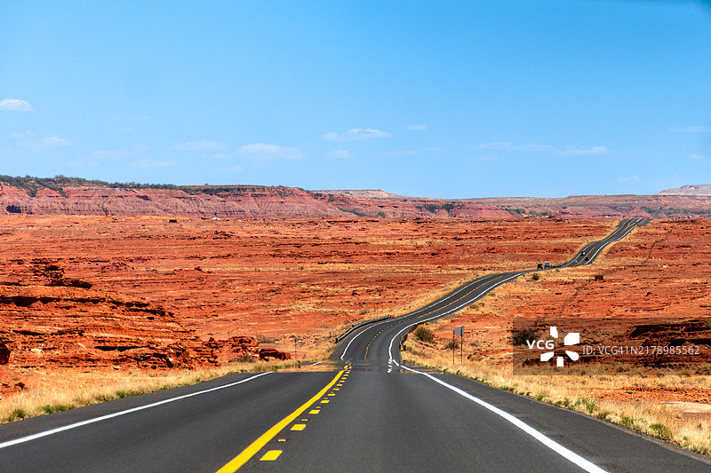 亚利桑那州，美国，公路穿过风景的景观图片素材