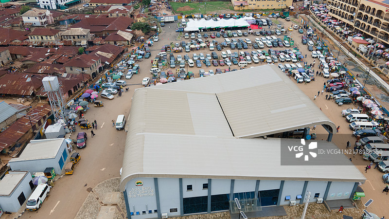 现代化的巴士总站和停车系统图片素材