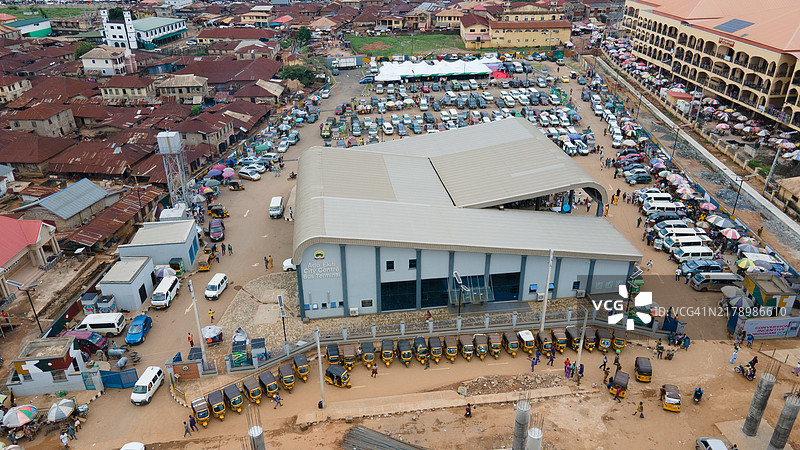 现代化的巴士总站和停车系统图片素材