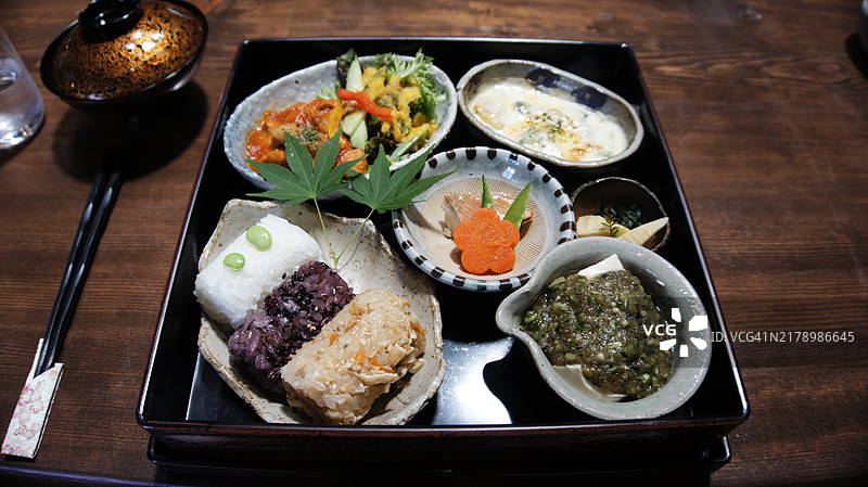 高角度视图的餐桌美食图片素材