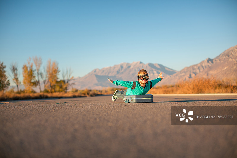 男孩幻想旅行图片素材