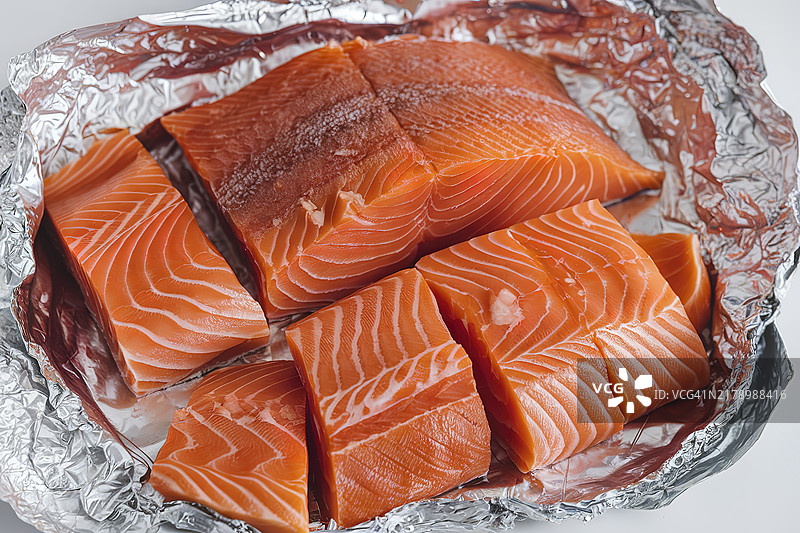 切好的红色海鲑鱼片放在锡纸上图片素材