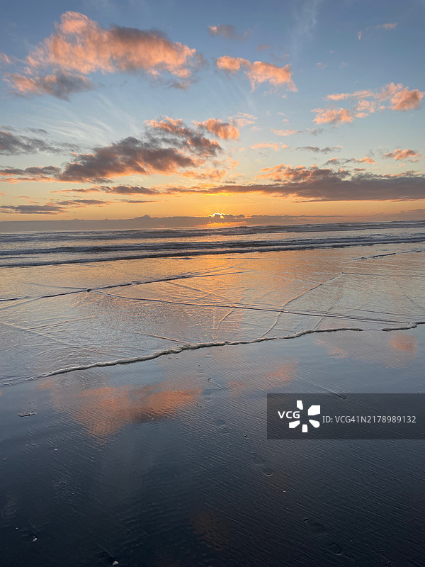 日落时分，海洋与天空的美丽景色，俄勒冈州阿斯托里亚，美国图片素材