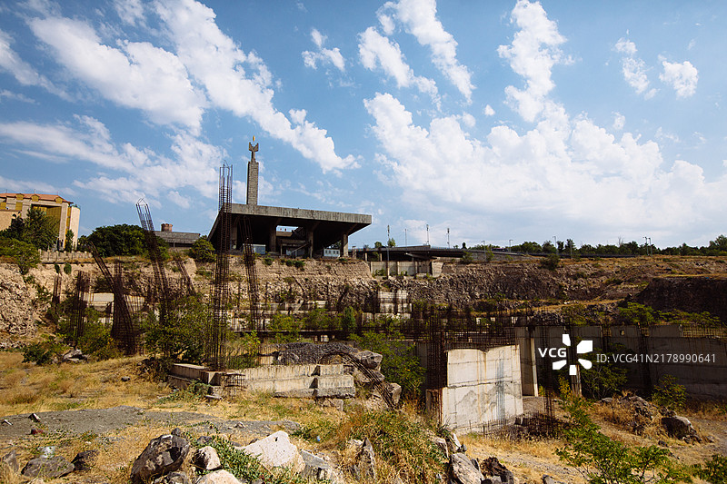 埃里温苏联亚美尼亚50周年纪念碑附近的建筑工地图片素材