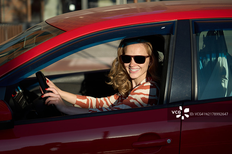 女人开车时微笑图片素材