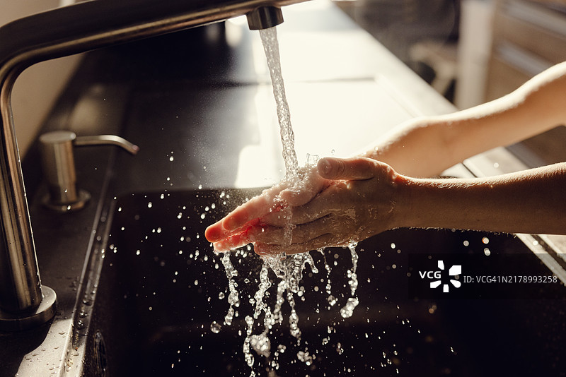 孩子洗手图片素材