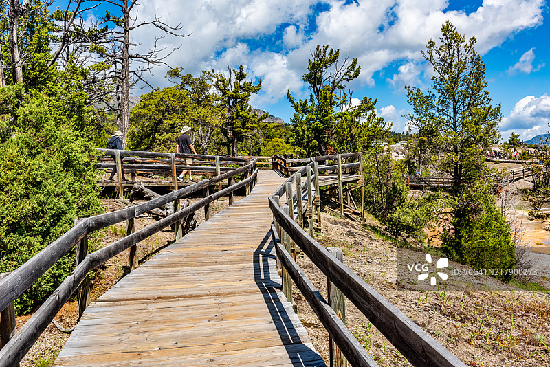 美国怀俄明州公园县黄石国家公园猛犸台地步道景观图片素材