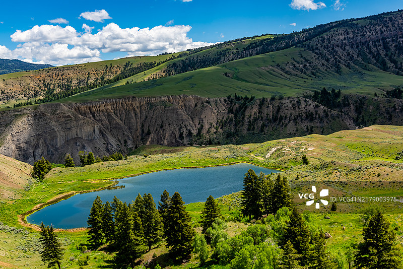 美国蒙大拿州加德纳，黄石国家公园北入口路幻灯湖景观图片素材