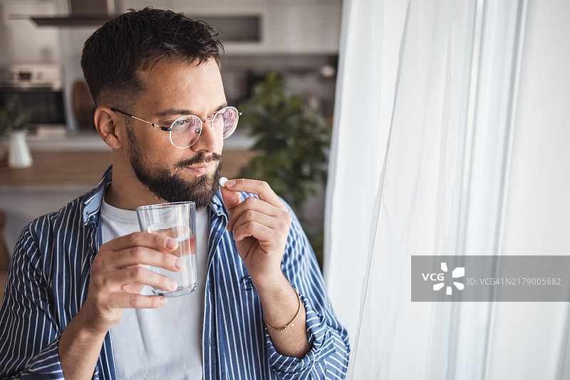 晨间护理：一杯水和维生素呵护自己图片素材