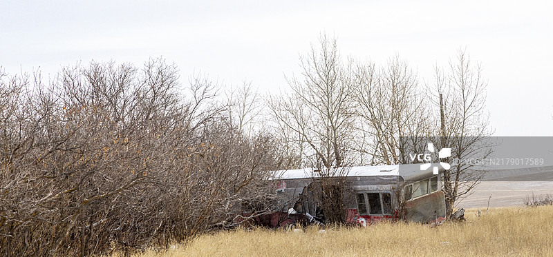 田野中腐烂的复古房车图片素材