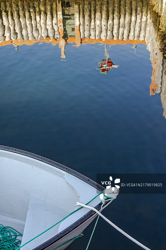 系在罐头厂码头的小船图片素材