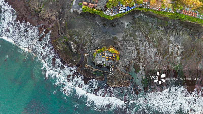 巴厘岛海神庙日出航拍，巴厘岛文化地标，印度教朝圣古庙，巴厘岛热门旅游目的地图片素材