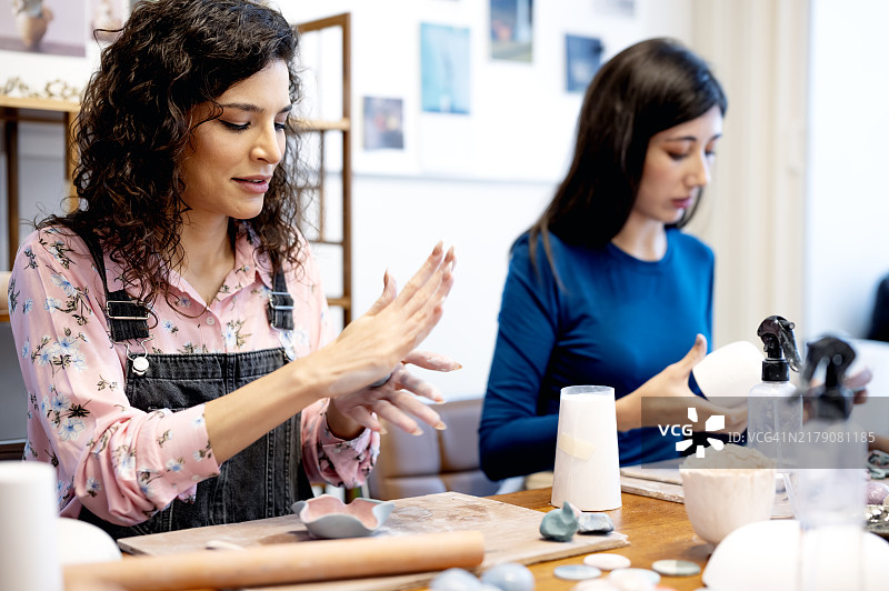 通过艺术疗法与自己连接可以增强自我意识和解决问题的能力，最终加强你的人际关系。图片素材