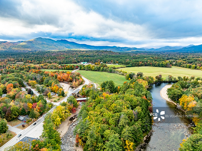 美国新罕布什尔州康威的萨科河廊桥图片素材