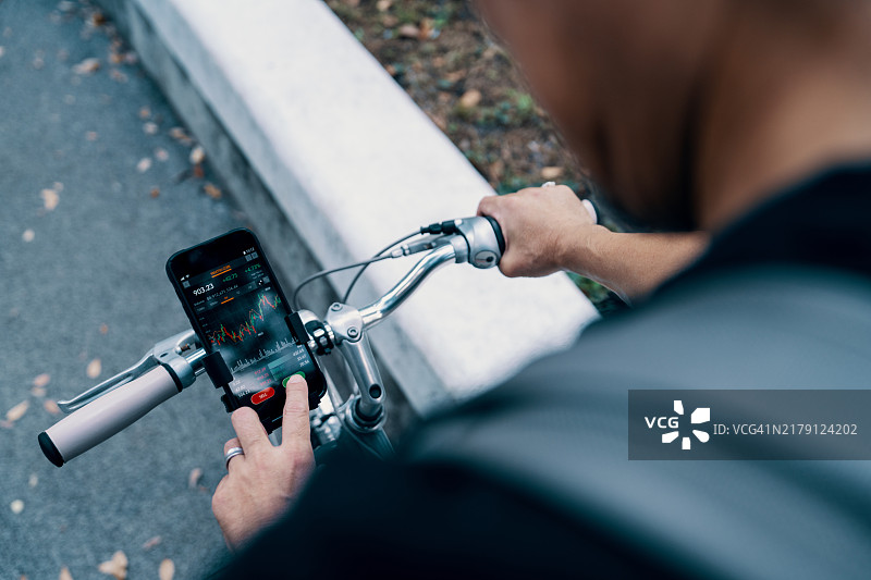 中年男子通勤者在智能手机上查看财务状况图片素材