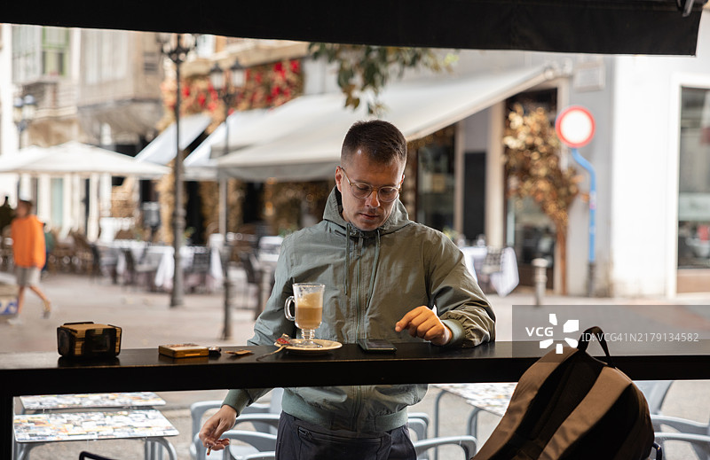 寒冷空气中的暖饮图片素材