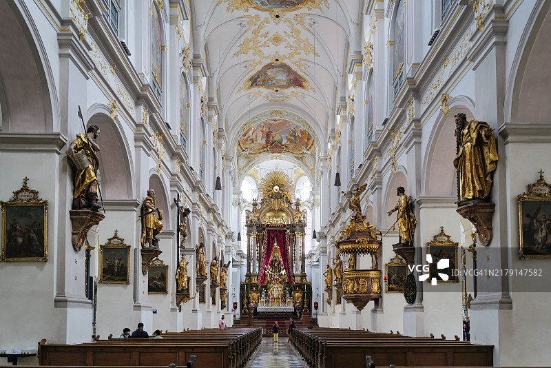 慕尼黑圣彼得教堂广角景观：巴洛克艺术与宗教象征图片素材