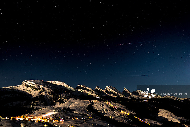 冬季托根堡阿尔卑斯山脉的夜空图片素材