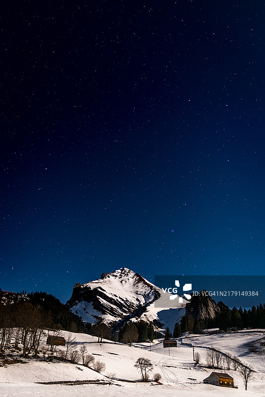 冬季托根堡阿尔卑斯山脉的夜空图片素材