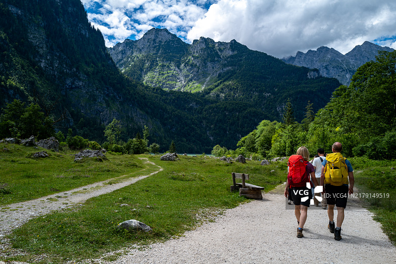 两位徒步者在山景小路上图片素材
