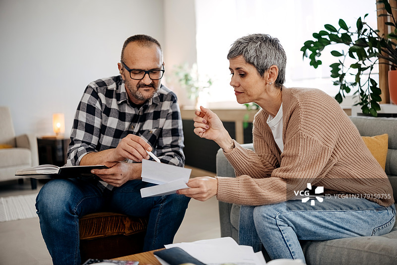 夫妻共同管理家庭预算图片素材