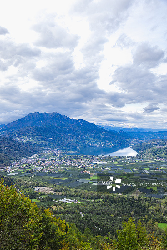 意大利特伦托省的卡尔多纳佐湖和山脉图片素材