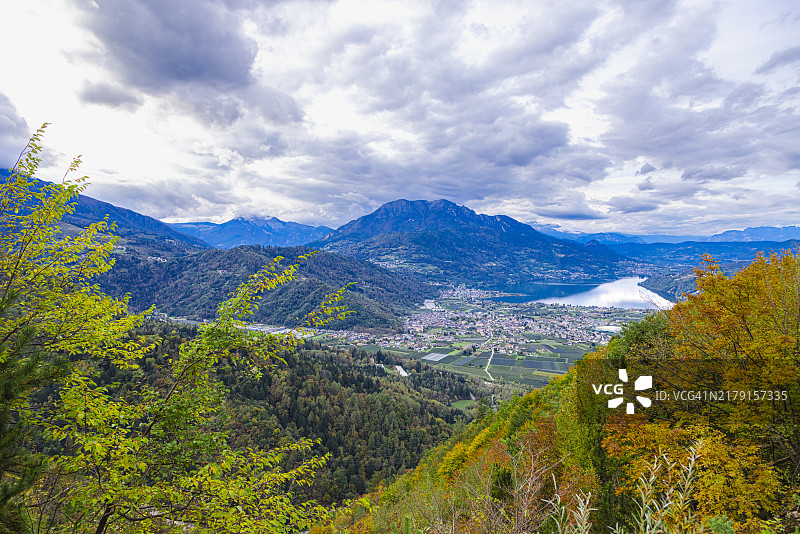 意大利特伦托省的卡尔多纳佐湖和山脉图片素材