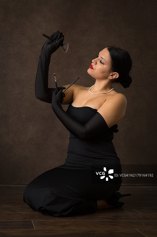 黑色手套和时尚礼服，共同营造出精致典雅的经典美人肖像图片素材