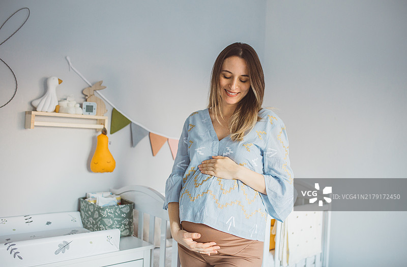 年轻女人享受孕期图片素材