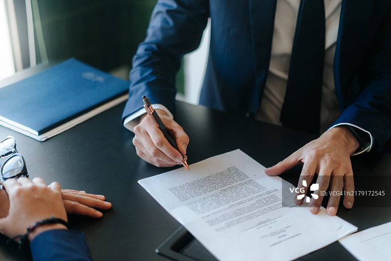 专业团队正在讨论商业项目图片素材