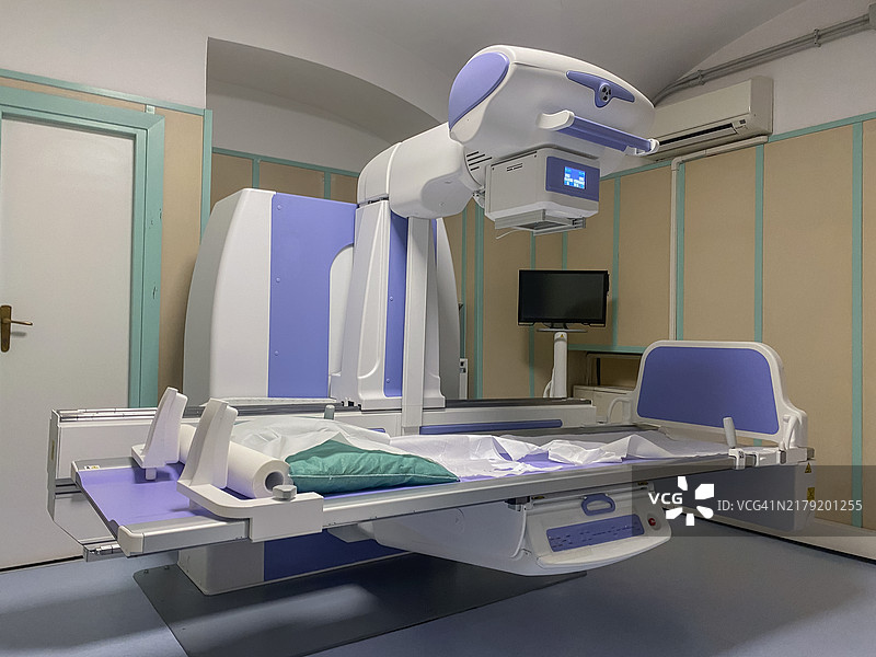空荡荡的诊所里的现代X光机图片素材