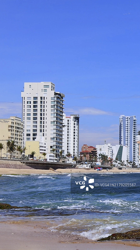 马萨特兰海滨长廊和海滨 El Malecon 全景，可俯瞰海洋和海滩图片素材