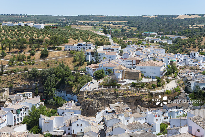西班牙安达卢西亚塞特尼尔白色村庄的屋顶景观，具有乡村魅力和橄榄树、洞穴住宅图片素材
