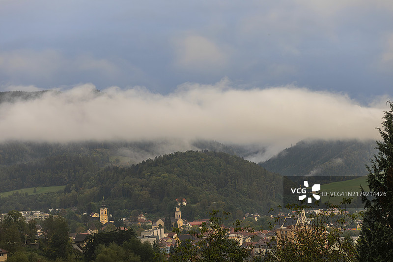 奥地利施蒂利亚州莱奥本森林地区的秋雾图片素材