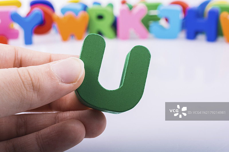 手持木制字母方块U图片素材