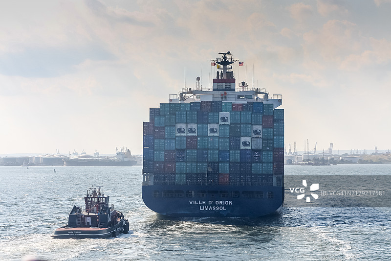 驶离纽约港的集装箱船图片素材