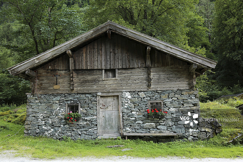 品茨高的石木结构高山小屋图片素材