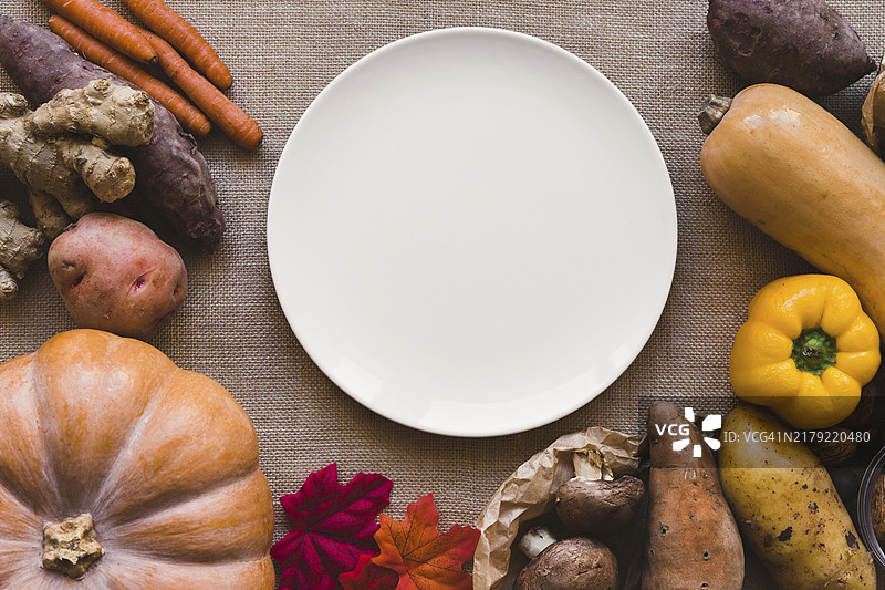 盘子周围的蔬菜叶子图片素材