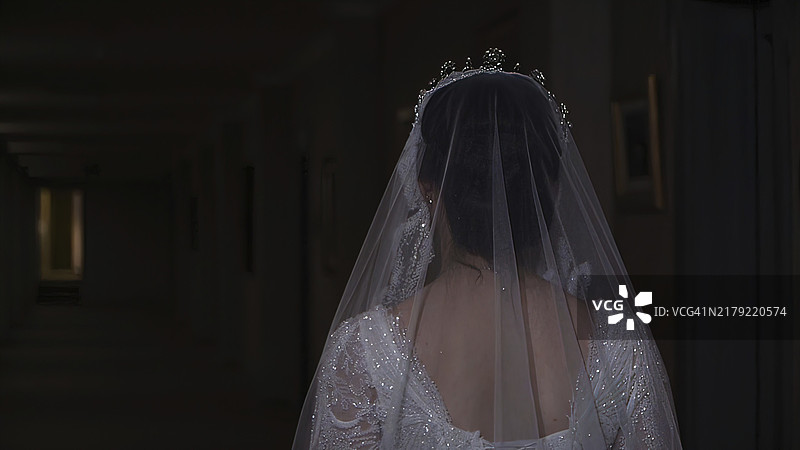 戴着头纱的美丽新娘，身穿婚纱图片素材