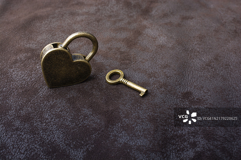 心形金属挂锁，象征爱情图片素材