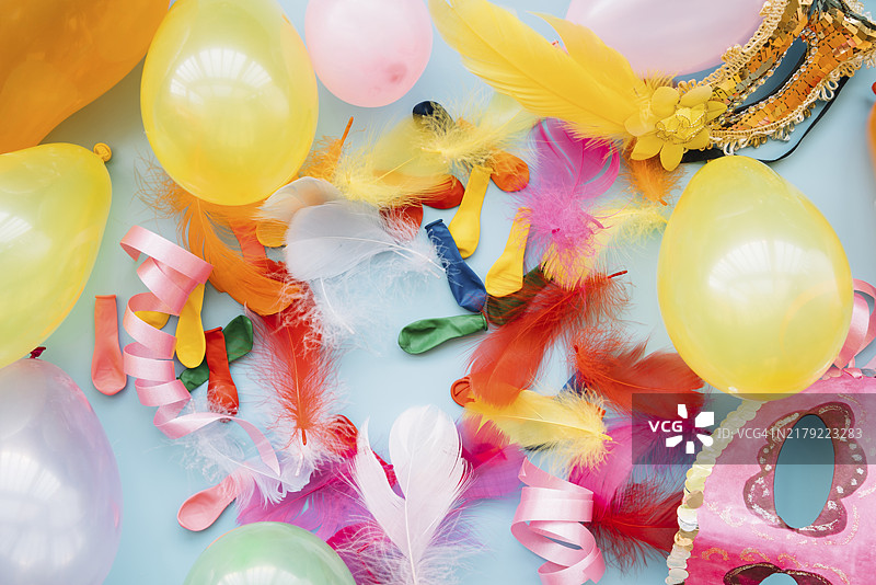 气球、面具和羽毛装饰图片素材