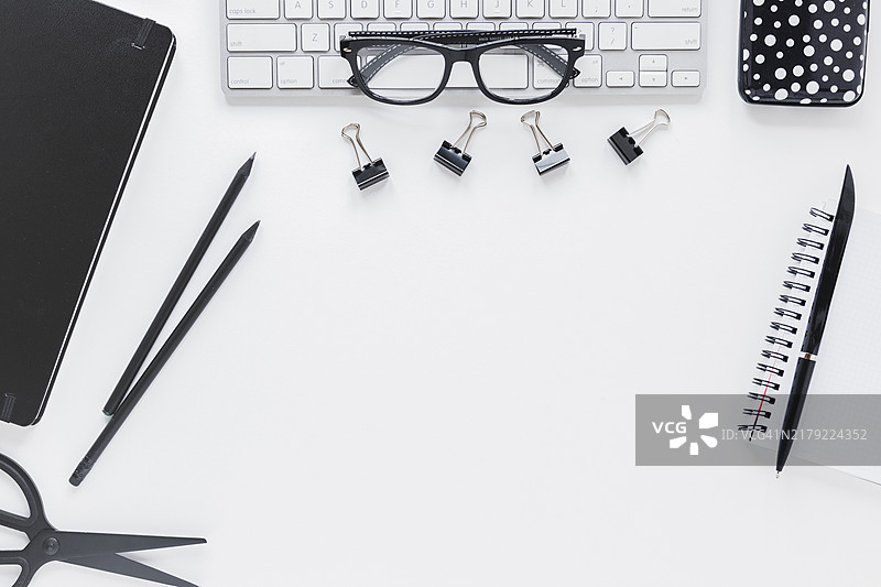 带有文具眼镜键盘的办公场所图片素材