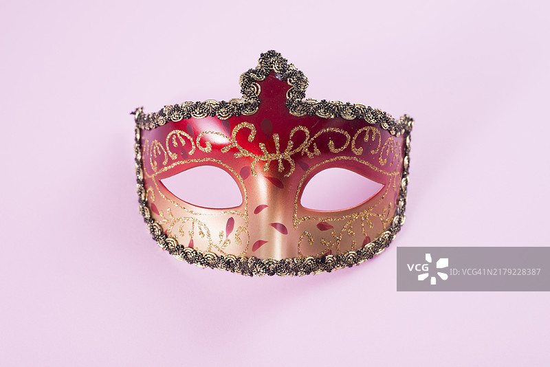 红色狂欢节面具粉色桌子图片素材